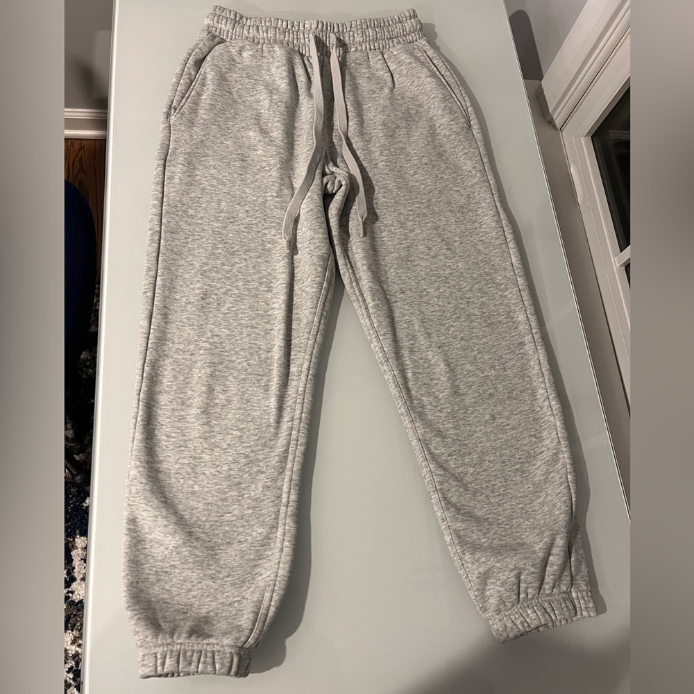 Fabletics grey closed bottoms sweats (size xs)